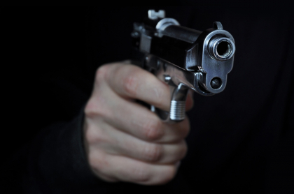 Hombre apunta con arma de fuego