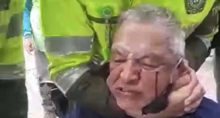 Anciano vendedor ambulante golpeado por la Policía en Bogotá