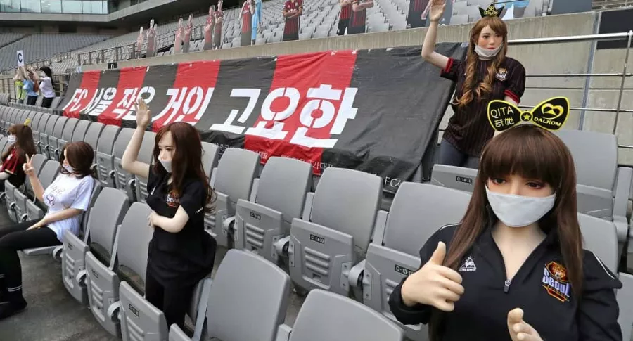 Muñecas inflables en estadio de Corea del Sur