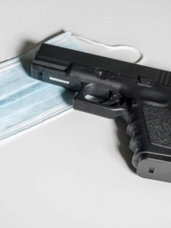 Pistola y tapabocas