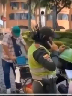 Vendedor ambulante de aguacates que fue multado