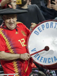 Manolo el del bombo, hincha de España