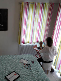 Mujer trabajando en casa