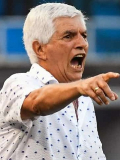 Julio Comesaña dirigiendo al Junior de Barranquilla, equipo al que renunció este lunes