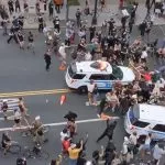 Patrulla de policía arrolla a personas que protestan por la muerte de George Floyd, en Nueva York