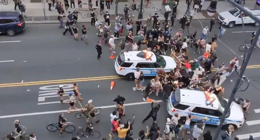 Patrulla de policía arrolla a personas que protestan por la muerte de George Floyd, en Nueva York