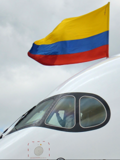 Avión con la bandera de Colombia