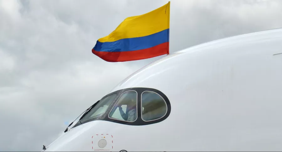 Avión con la bandera de Colombia