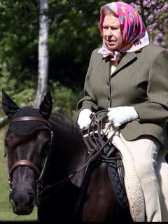 Reina Isabel montando a caballo.