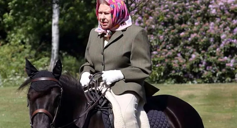 Reina Isabel montando a caballo.