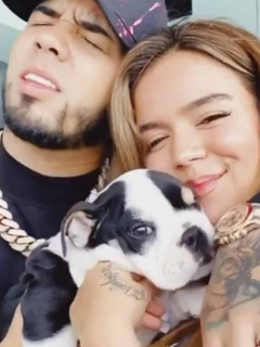 Karol G, Anuel y su perro
