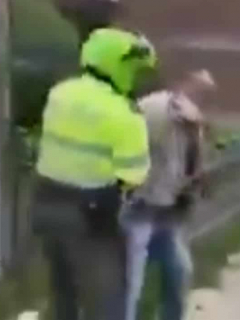 Policías arrestando a adulto mayor