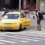 Taxista y ciclista pelean.