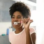 Mujer lavándo sus dientes