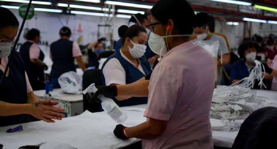 Trabajadoras colombianas, las que más han ‘llevado del bulto’ por COVID-19.