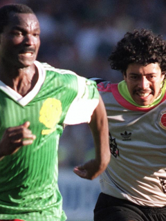 Roger Milla y René Higuita en Italia 90