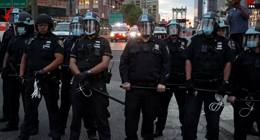 Policías de Nueva York, durante las protestas por la muerte de George Floyd