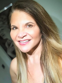Yeison Jiménez, cantante, con Sonia Restrepo, y Diva Jessurum, presentadora.