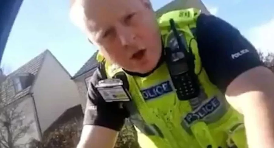 Policía racista.