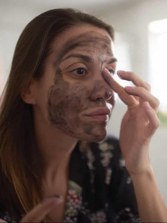 Mujer aplicando mascarilla