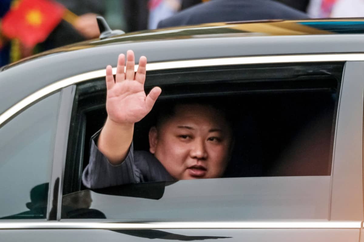 Kim Jong-un salundo antes de reunirse con Donald Trump.