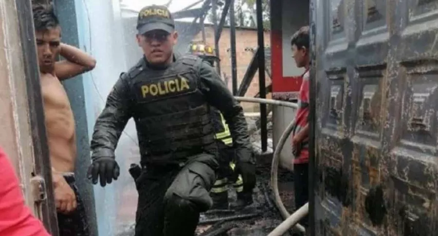 Policía apaga incendio en dos casa en Tolima