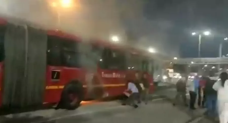 Bus de Transmilenio incendiado