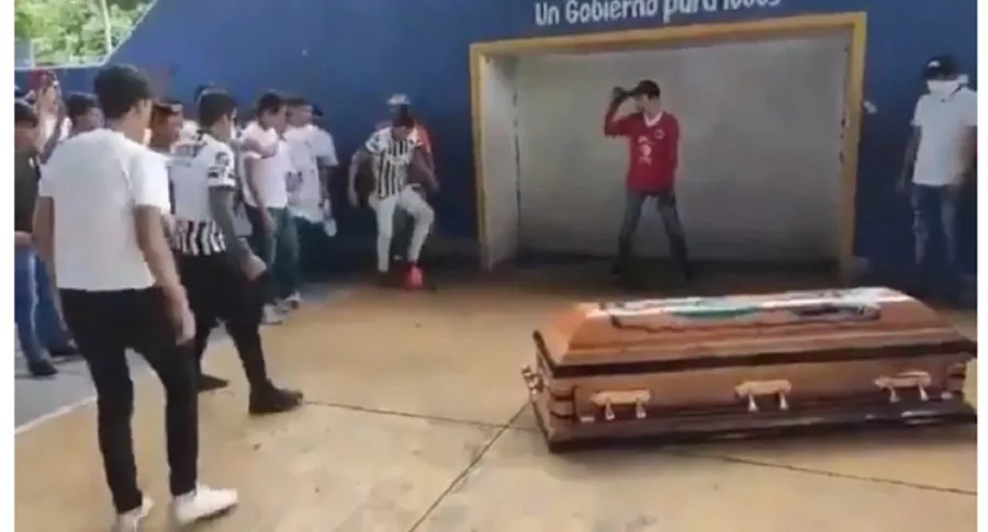Jóvenes mexicanos despidiendo a futbolista que policía mató