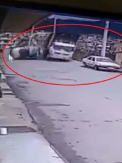 Camión se llevó por delante a dos carros.