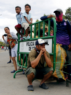 Venezolanos varados en el puente internacional Simón Bolívar, que conecta a Cúcuta (Colombia) con San Antonio del Táchira (Venezuela).