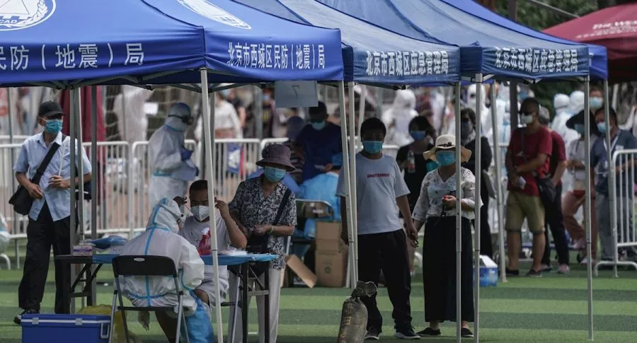 Chinos haciendo fila para practicarse prueba de coronavirus