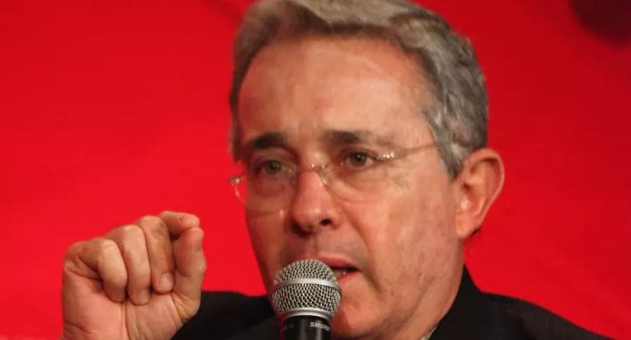 Uribe pide bombardear campamentos "terroristas"