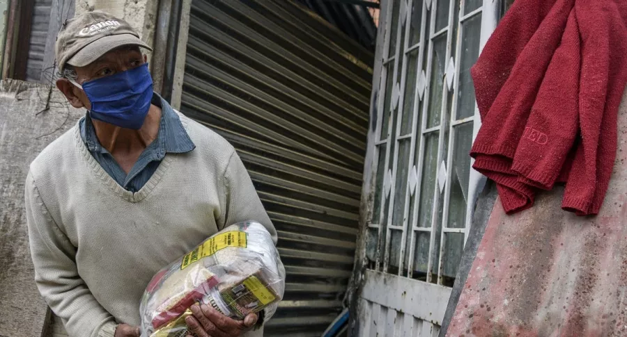 Persona en necesidad durante la pandemia de COVID-19 en Colombia
