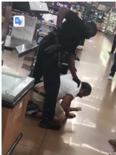 Policía golpea a cubano.