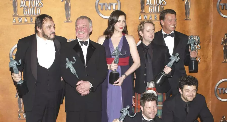John Rhys-Davies, Ian Holm, Liv Tyler, Billy Boyd y John Noble; (adelante): Sean Astin y Andy Sertis.