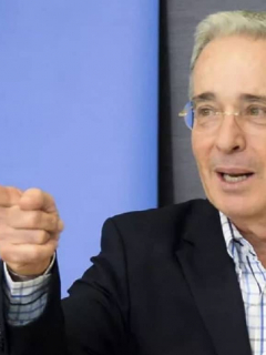 Tendero tiene muñeco de Uribe como amuleto