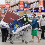 Compradores durante el día sin IVA en Colombia, en medio de la pandemia de COVID-19