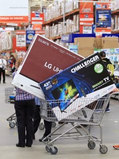 Compradores durante el día sin IVA en Colombia, en medio de la pandemia de COVID-19