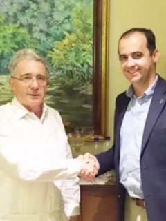 Álvaro Uribe y César Eugenio Martínez
