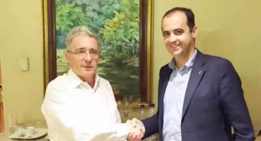 Álvaro Uribe y César Eugenio Martínez