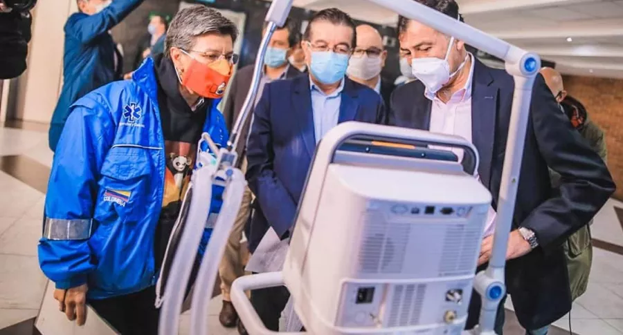 Gobierno entrega nuevos ventiladores para camas UCI en Bogotá.