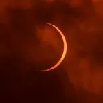 La Luna se mueve delante del Sol durante el eclipse anular solar visto desde Nueva Delhi, India.