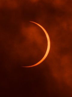 La Luna se mueve delante del Sol durante el eclipse anular solar visto desde Nueva Delhi, India.