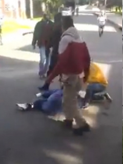 Cogen a patatas y palo a presunto ladrón de celulares, y le roban la bicicleta.