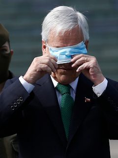 Sebastián Piñera abre ataúd de tío muerto por COVID-19