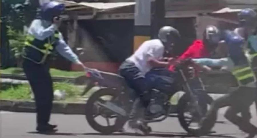 Pelea de motero con agentes de tránsito en Medellín