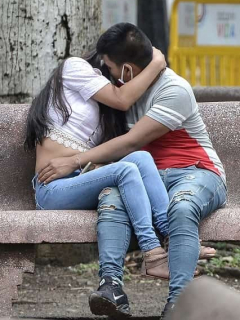 Pareja en un parque durante la pandemia de COVID-19