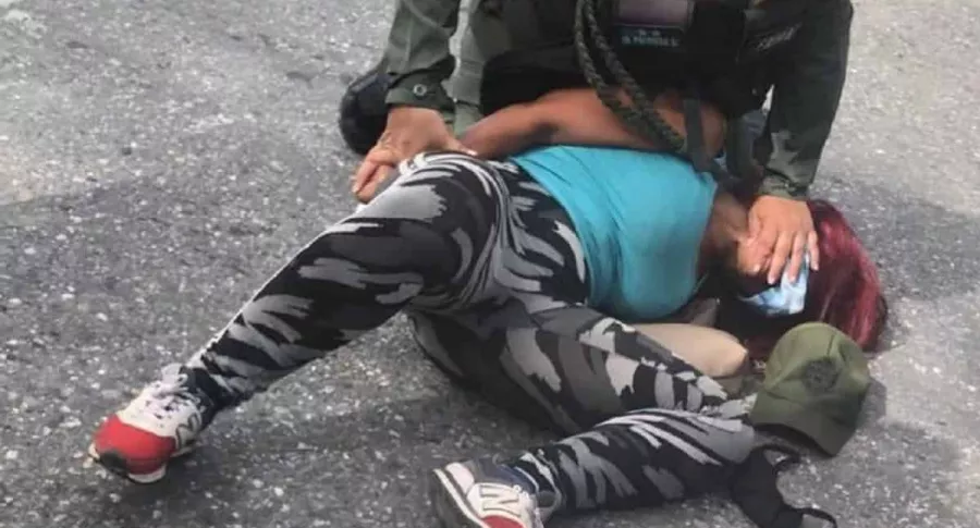 Mujer inmovilizada por militar-venezolana como George Floyd