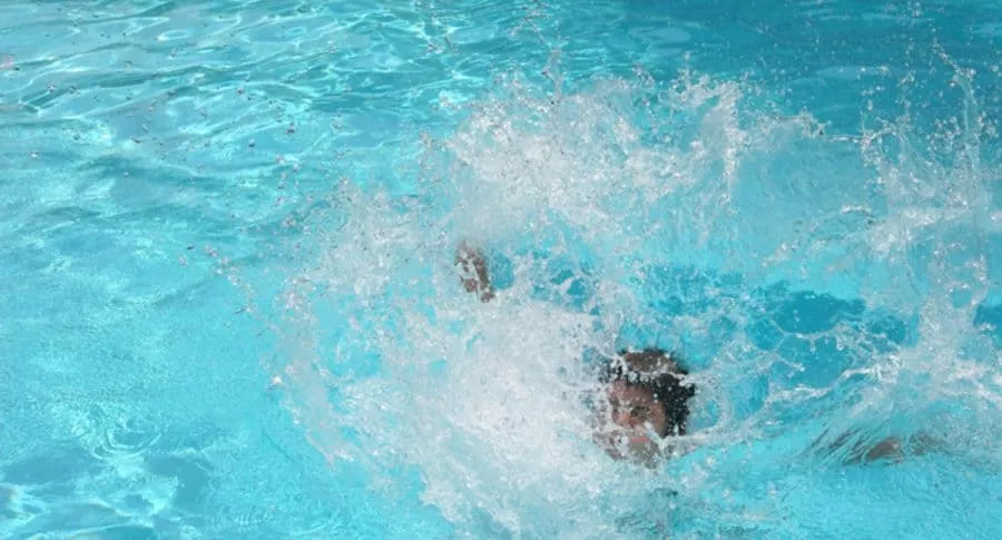 piscina niña ahogándose