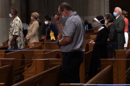 Creyentes en una iglesia durante la pandemia de COVID-19